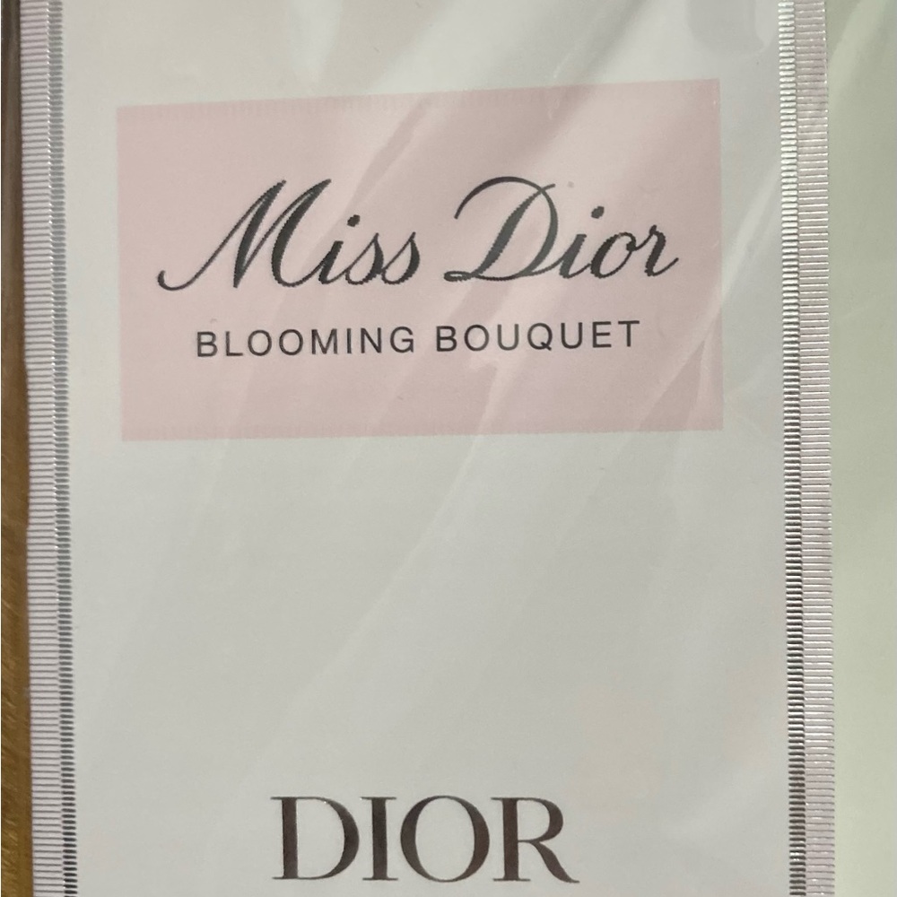 Dior Gift box with beautiful Dior products - Picture 5 of 11